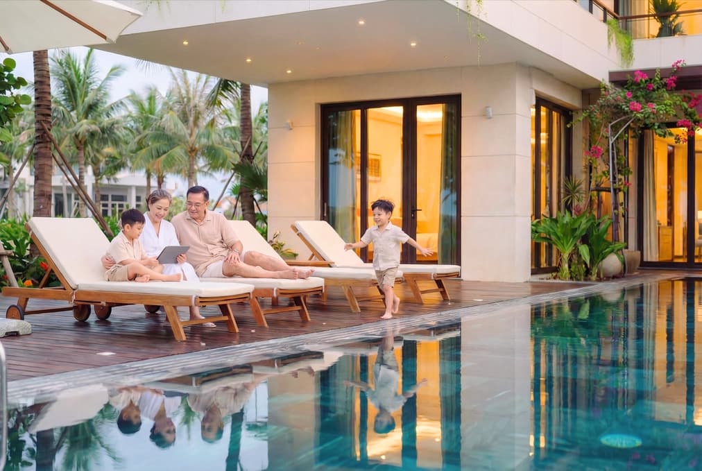 Hình ảnh định hướng: ông bà và cháu bên hồ bơi biệt thự lúc chiều